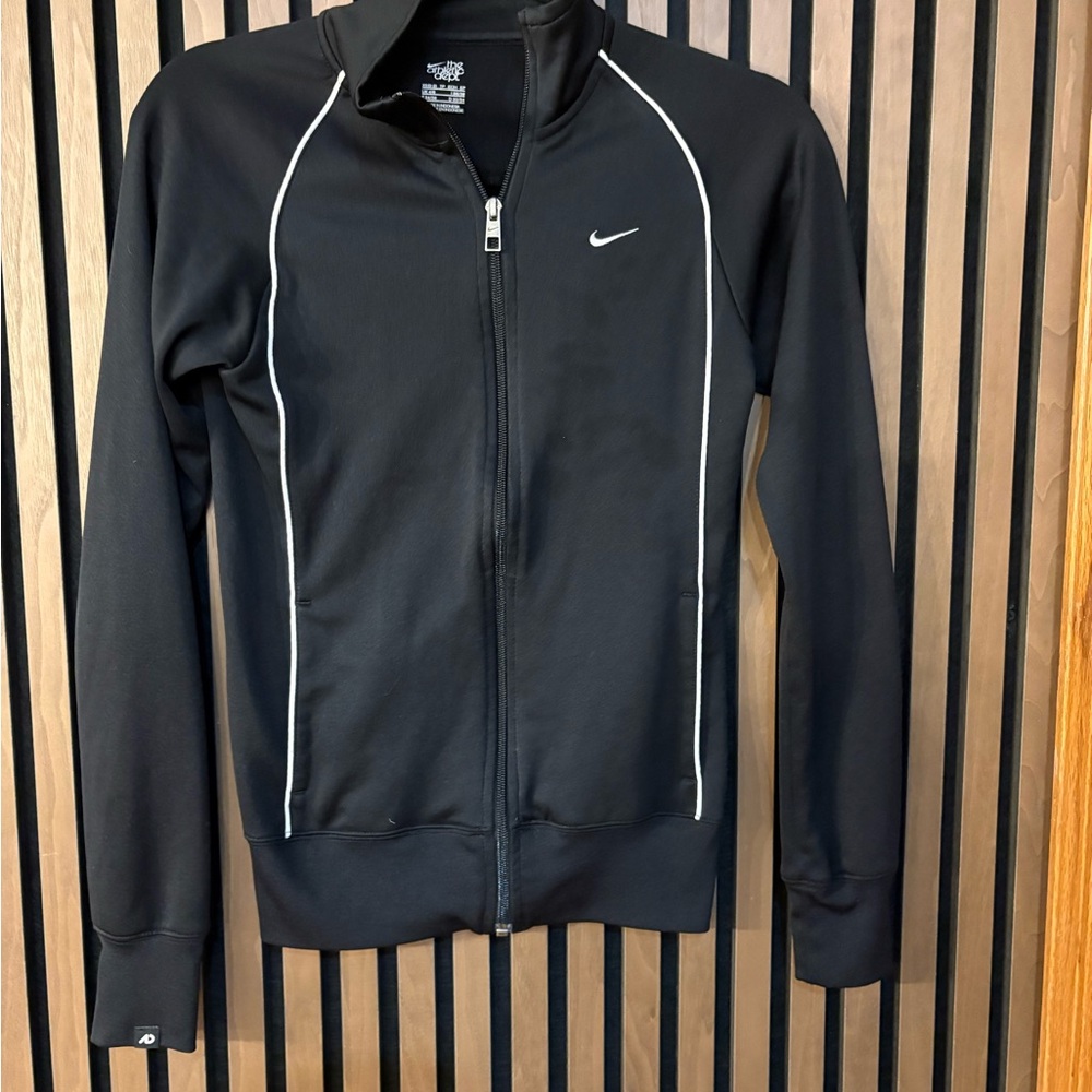 Nike Black and White Zip-Up Jacket with pockets women’s